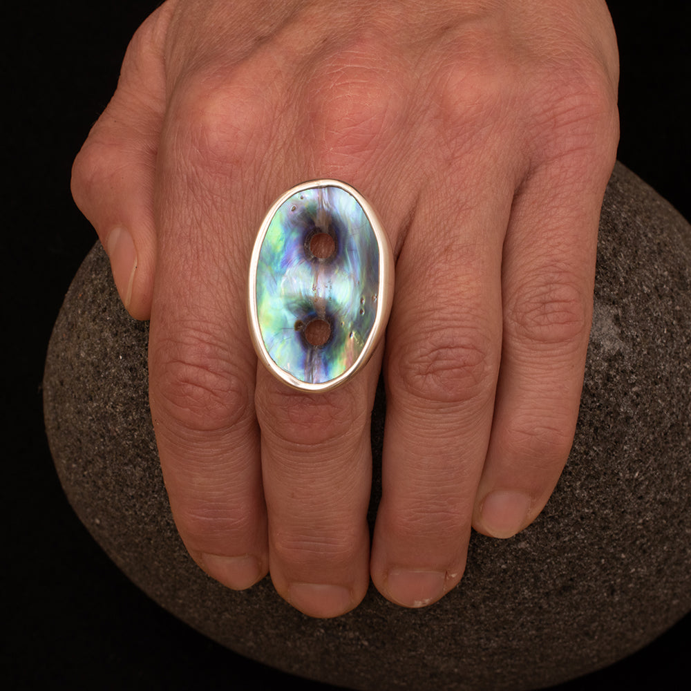 Pāua Double Hole Ring on models hand