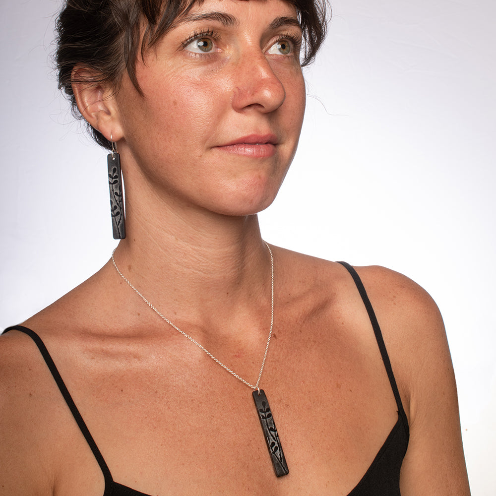 Rātā Vine Drop Earrings and Pendant Black worn on model